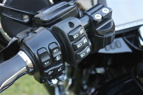 NOTE To prevent possible damage to the sound system, verify that the ignition key switch is in the OFF position before installing the main fuse. . Harley davidson auxiliary light switch